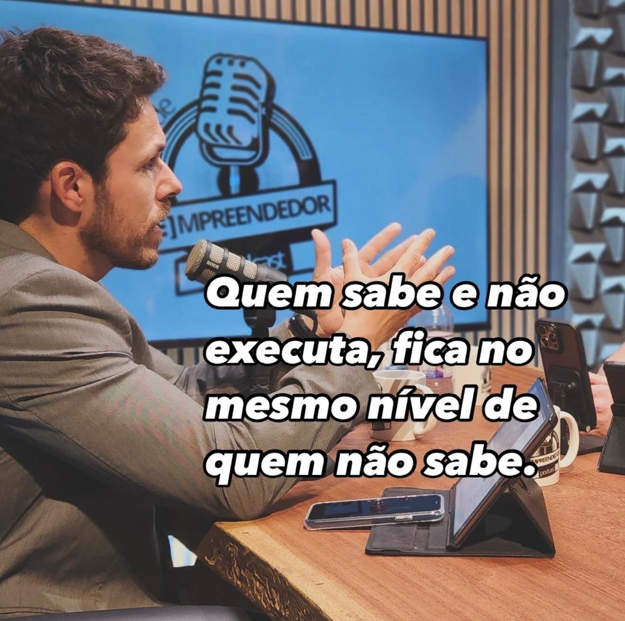 Luiz Benevenuto falando sobre execução em um podcast